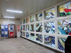 (写真) 8:25 那覇空港ゆいレール駅　改札内
コインロッカー、SEVEN BANK ATM、AEDもあります。