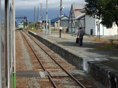 今日も快調に列車は走る。富良野駅手前の山部駅で下り列車と交換。