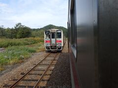 峠下駅で上り列車と交換する。