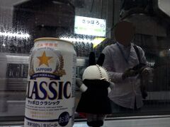 ２２時定刻にゆっくりと動き出す。窓の向こうには友人が見送ってくれた。