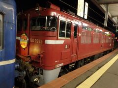 DAY 5

目を覚ますと函館駅に停車していた。さっそくホームに出てみたら函館駅から青森駅まで牽引する電気機関車がすでに連結されていた。