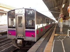 ２４レグ：636M 青森-大館
昨夜、札幌駅から日本最後の夜行急行列車である「はまなす」に乗車して青森駅に到着。余韻を楽しむ間もなく普通列車に乗り込んだ。