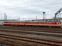 酒田駅に到着すると懐かしいデザインの列車が止まっていた。