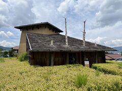 神長官守矢資料館
入館料は１００円になります。看板建築の説明の時にたびたび出てくる藤森照信氏が設計されたものです。中には発掘調査で出てきたものや古文書や儀式の復元などが展示されていました。