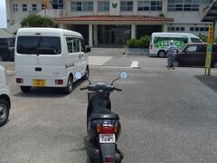 すぐさま下船しレンタル伊平屋さんへ
事前にTELした時、
本日だけは自転車しか空いていないとのことでしたが
奇跡的にレンタルバイクを借りることが出来ました。

でも、この原付バイクは35キロまでしかスピードが出ません！
島内安全運転仕様ということで納得します！ｗ