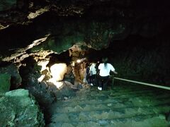 青木ヶ原樹海の中にある富岳風穴。中に入ると夏でもひんやりと涼しく、年間の平均気温は3度で涼しさを通り越して寒いほどでした。
