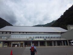 扉沢駅まで車で来て、無料の駐車場も開いていましたが…。駅に近い有料駐車場を利用しました。