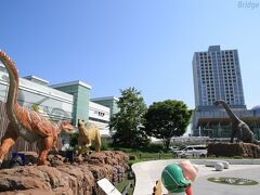 【福井駅】
駅前に恐竜！