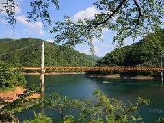 【箱ケ瀬橋】（夢のかけ橋）
1967年(昭和42年)竣工、補剛トラス吊橋

ロープケーブルよりも強度の強い平行線ケーブルがエアスピニング工法を採用して国内で初めて架設され、その技術は瀬戸大橋の建設にも活かされました。瀬戸大橋のプロトタイプと言う人もいます。
【土木学会選奨土木遺産】