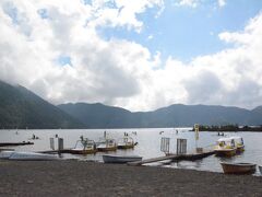 富士五湖の中で一番深くて、透明度の高い湖が本栖湖。
そんなことを聞いて期待していたのですが、訪れた時にはどんよりとした天気だったこともあってか、そんなに透明度が高いとは思えませんでした。