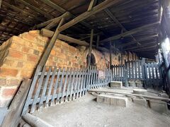 有名な登り窯にたどり着いた。
中に入って近くで見学したかったけど、コロナのせいか(？)近づけず(´・ω・｀)