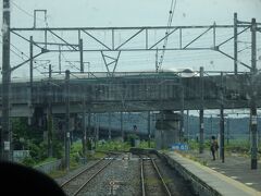 ０９：０１岩切駅に停車、目の前に東北新幹線の高架が見えます、おや、緑の新幹線が走り行くじゃないですか