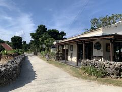 あまりに暑くて、ペットボトルのお水も飲み切ってしまい、レンタサイクル屋のお姉さんオススメの生パインスムージーを飲みに来ました。