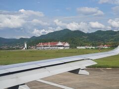 ルアンパバーン国際空港に到着しました。
滑走路が1本しかないので着陸するなりUターンして空港建物へ向かいます。