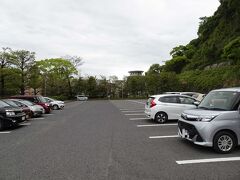 まずは、黎明館専用の駐車場へ車を停めます。常設展示を見る場合は、駐車場代が無料となります。