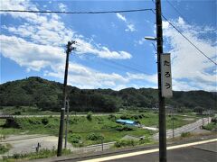 田老駅
愛称：銀色のしぶき
1972年2月27日に国鉄宮古線の駅として開業。
1984年4月1日に国鉄から三陸鉄道に移管され三陸鉄道北リアス線の駅となりました（2019年3月23日からリアス線の駅です）。国鉄時代から田老観光センターが設置されていましたが、東日本大震災で築堤下にあった同観光センターは流失し、現在は無人駅となっています。ホームからは巨大な津波防潮堤を見ることができます。駅前には駐車場、駐輪場が整備され2019年にはトイレも設置されました。
なお、築堤上のホームへは階段での連絡となっています。
また、岩手県立宮古北高等学校への最寄駅でもあります。　　三陸鉄道HPより