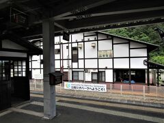 田野畑駅（たのはた）愛称：カンパネルラ
宮沢賢治の童話「銀河鉄道の夜」から名づけられたカンパネルラ田野畑駅は、入江の傍にある小さな駅です。
実は駅の正面から見ると壁にピンクのイラストのある可愛らしい駅です。

https://www.vill.tanohata.iwate.jp 