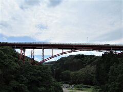 大沢橋梁から国道45号線を見上げます。
なんて高い場所を走るのでしょうか！
列車からしか見る事のできない景色ですね。
一期一会。
