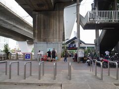 10分ほどでチャオプラヤ川沿いのSaphan Taksin駅へ。
ここからICONSIAMまでは無料のフェリーが出ています。