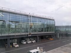 羽田空港に到着。
検疫の関係でドアオープン後10分ほど機内で待機させられてから降機。