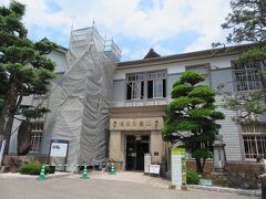 駐車場の向かいに建つ郡上八幡旧庁舎記念館は改装工事中でした