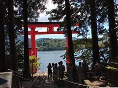 箱根神社へボートで移動。鳥居がお出迎え