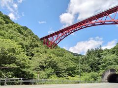 出雲坂根駅を過ぎるとすぐに赤い橋が見えてきた。
奥出雲おろちループ。ちょうど建設２０年目とか。
青い空に木々の緑、映えるわ～。
天気予報を確認して日程組んで良かった！