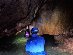 水位はどんどん深くなり胸の下まで水の中。
持参するカメラは防水仕様のモノのみ。
他の洞窟では、ヘルメットの上まで水が来る処もある。

つなぎの下に着る長袖・長ズボンの素材に速乾性がお勧めなのは、分かるでしょ。
