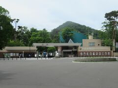 円山公園口から北海道神社庁の前を通って円山動物園正門まで歩きました。
JR北海道バスの大倉山線「くらまる号」に乗りたかったけど、1時間に1本のバスに間に合わず出たばかりでした。
