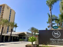 今回の旅のお宿はこちら「Sheraton Park Hotel at the Anaheim Resort」！

５泊、お世話になります。