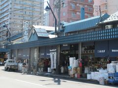 ６月14日（火曜日）5日目　
今日は札幌最後の日。いい天気です。
朝食のためホテル近くの二条市場へ
