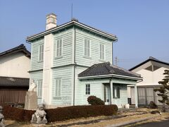 ガリ版を発明した堀井家の洋館は明治42年に建てられました。
今はガリ版伝承館というミニ博物館となっていますが早朝なので外観だけ。