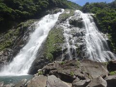 大川の滝（照葉樹の森に囲まれた岩肌を滑るように落ちる落差約８８mの滝で屋久島の中では最大級です。）