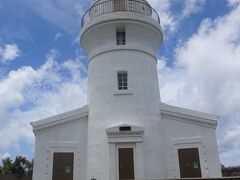 屋久島灯台（明治３０年からの現役の灯台　高さは１９．６ｍ　米軍の銃砲撃にも耐えた煉瓦造りの白亜の灯台で永田岬に立ちます。）