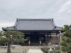 近江八幡のレンタサイクルは朝6時半から営業しているので
早朝から広範囲に動けます。
早朝から開いていると言えばお寺なので
参拝。