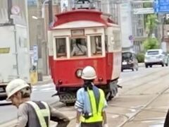 函館駅前電停で最近復活したレトロ電車発見。朝のうちなら乗ったのに残念。。。。これにて函館市電１日乗車券で巡りもおしまい。