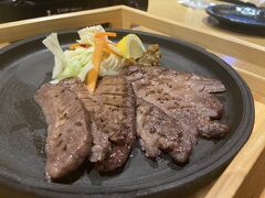 アウトレットで買い物したあとは、牛タンを食べに仙台駅へ戻りました。
美味しい牛タン食べれて大満足！
