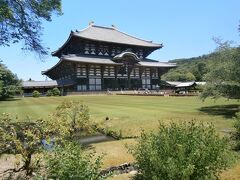  大阪から近鉄特急「さくらライナー」を利用して奈良にきています。その１では東大寺の大仏殿を拝観しました。この後は東大寺境内の各堂宇を巡ってみます。