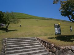  若草山の山ろくを進んで行きます。そろそろ鹿せんべいでも買ってみますか！！！