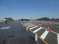 横浜前泊して乗船前に横浜港の手前にある「横浜三塔」の観光。
そして大さん橋到着は１３時ちょっと前。
上天気です。低気圧接近の雰囲気は全くなし。


