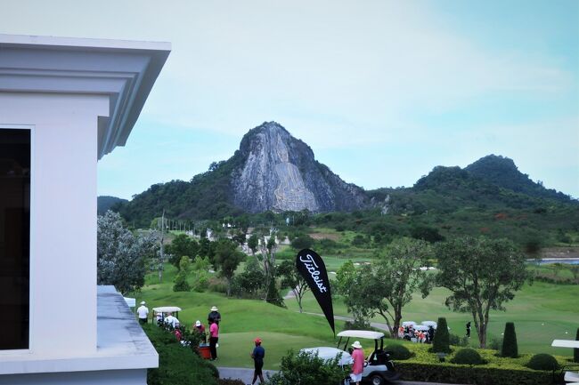 ◇【Chee Chan Golf Resort】<br />クラブハウスエントランス付近から見た風景は雄大で綺麗<br />◇プレー代は高価...でも、コロナで少し安くはなっている。