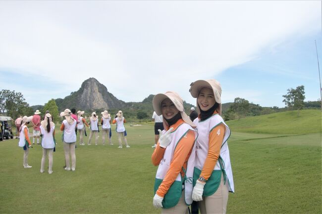 ◇【Chee Chan Golf Resort】<br />愛嬌振りまくキャディ.....自分はキャディ3年生が担当。<br />ここ来る前は、車修理屋さん。<br />経験が、やはり不足気味でした。