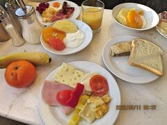 朝食、飲み物はオーダー制。
2度目のチェコ、寒かった前回に比べて、
今回はコロナ禍もどこ吹く風、
賑やかで明るかった！と楽しめた5日間でした。
やっぱり再訪してよかったわ！チェコありがとう！