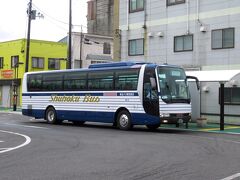 列車は30分ほど前に出て、次は夕方までないので、大館からやってくる盛岡行きの高速バスを利用します。