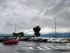 初日の朝はゆっくりスタート。中央自動車道諏訪湖SAに7:45到着。雨はやんでいるけれど、ビッチリ雲に覆われている。