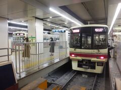 新宿駅。
「準特急」が２本並びました。
この種別、このあとすぐに消滅しました。
貴重な写真になりました。
まあ、あんまりいい印象の種別じゃなかったです。
登場してから２回も特急に名称変更された歴史。
だんだん停車駅を増やして今の特急は昔の急行とほぼ同じ停車駅に。そして当時の急行よりノロくなりました。
京王といえば昔は関東では珍しいぶっ飛ばす感・きびきび走る感がある私鉄でしたが、今やノロノロ運転で有名。
