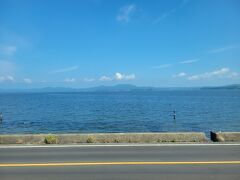 JＲで松江から出雲まで約40分。
間もなく宍道湖。
海みたい。