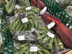 帰りは名護のファーマーズマーケットでお土産を。いくつか制限はあるものの、国内旅行は青果を持って帰れるのがいいですね。
バナナの花が売ってた。沖縄の人も食べるのか。