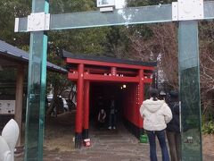 続いてやってきたのが最近評価急上昇中という、神徳稲荷神社。
カーナビに任せるとものすごい遠回りな上に行き止まりになったり。
実はさきほどの鹿屋市観光物産総合センターから基地の外周に沿って一直線だったのでした。
