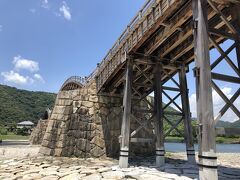 木橋の裏側も覗いてみました。